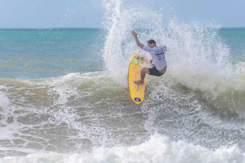 Alan Jhones avança com onda surfada perto do fim da disputa.
