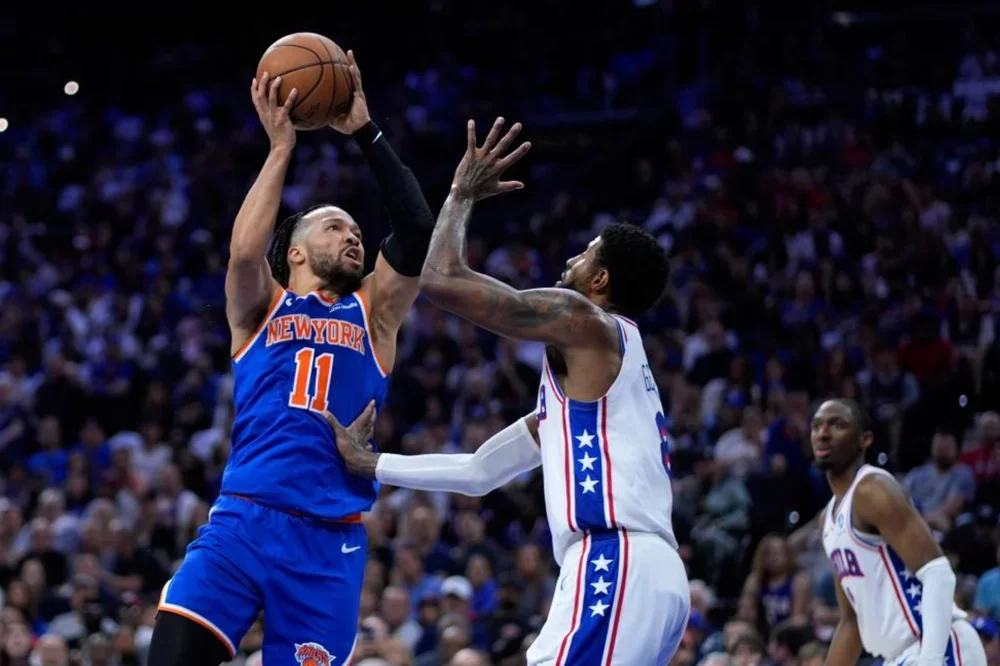 Jalen Brunson lanza a canasta ante la defensa de Paul George.
