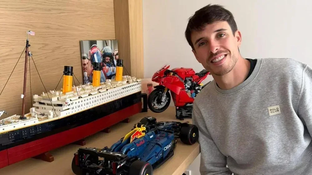 Àlex Márquez (Ducati Gresini), junto al Titanic, Red Bull y Ducati de Lego, en su casa de Madrid.
