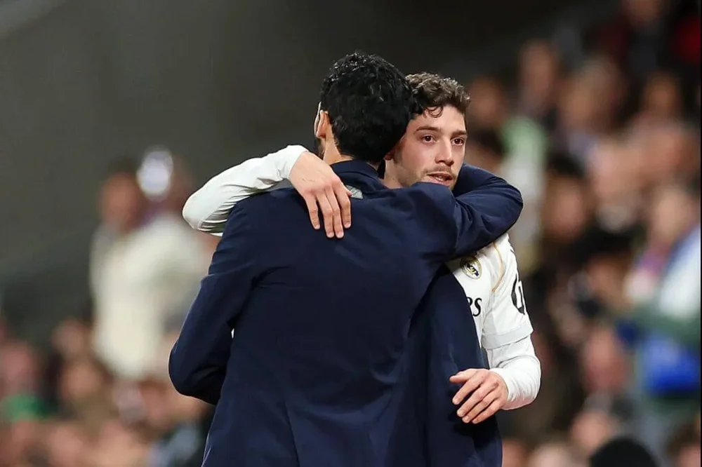 Arbeloa embraces Federico Valverde