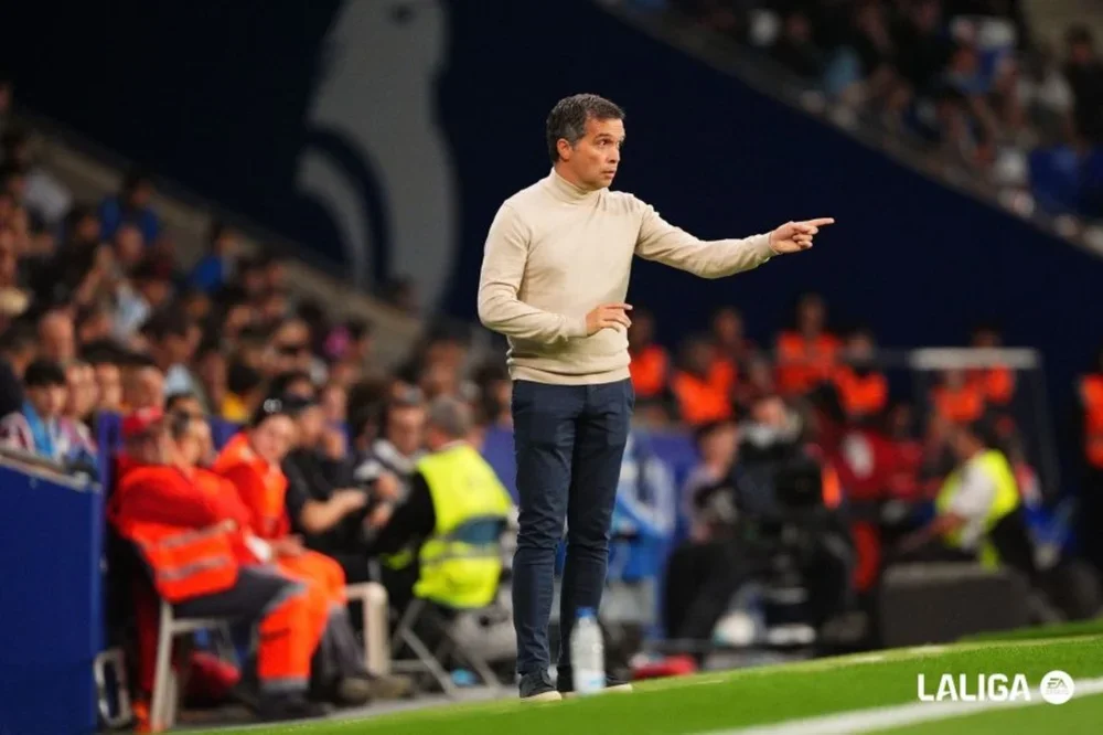 Luís Castro, entrenador del Levante, da una indicación durante el encuentro.