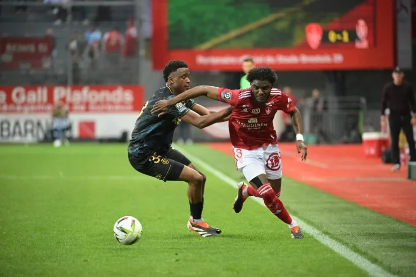 Lilian Brassier, à droite, au duel avec Abdoul Koné, lors du match nul de Brest contre Reims (1-1), le 10 mai 2024. (J.-B. Autissier/L'Équipe)